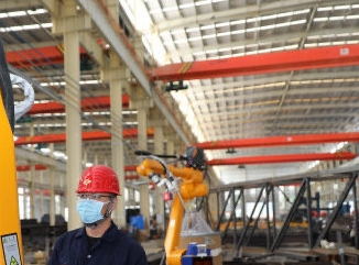 鋼絲繩電動葫蘆在鋼結(jié)構(gòu)構(gòu)件生產(chǎn)工廠承擔吊重任務(wù)