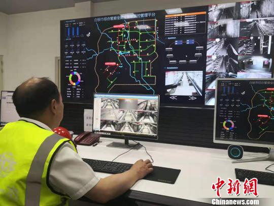 圖為白銀綜合地下管廊總控室工作人員正在進行氧氣、濕度、溫度等監測?！「呖档?攝
